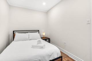 Cozy 2BR Home with Workspace Toronto Retreat - Toronto - 8