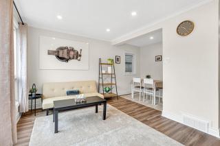 Cozy 2BR Home with Workspace Toronto Retreat - 2