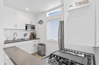 Ocean VIEWS Steps from Victoria Beach Lux Design - 7