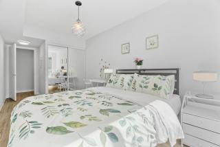 Downtown 2BR plus Den Condo with Parking, Walk to Hotspots - 7