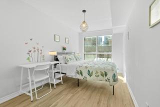 Downtown 2BR plus Den Condo with Parking, Walk to Hotspots - 5