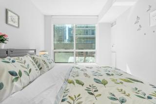 Downtown 2BR plus Den Condo with Parking, Walk to Hotspots - 4