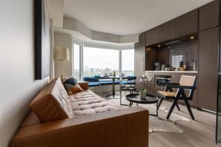 Chic 1BR plus Den Condo Near ROM and CN Tower - 9