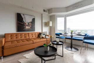 Chic 1BR plus Den Condo Near ROM and CN Tower - 8