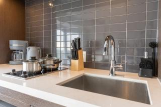 Chic 1BR plus Den Condo Near ROM and CN Tower - 7