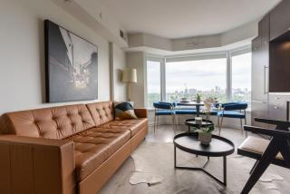 Chic 1BR plus Den Condo Near ROM and CN Tower - 6