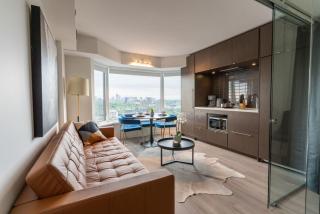 Chic 1BR plus Den Condo Near ROM and CN Tower - 4