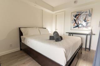 Chic 1BR plus Den Condo Near ROM and CN Tower - 3