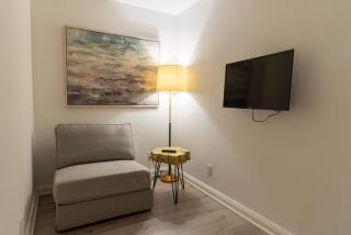 Chic 1BR plus Den Condo Near ROM and CN Tower - 1