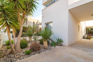 Villa Fantasy - Luxury 4BR Seaview Retreat with Private Pool - 1