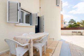 4-bedroom Villa with Heated Pool - Peyia - 1