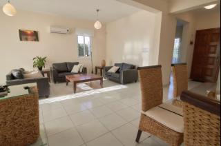 Villa Persifonia - 3BR Family Retreat near Coral Bay Beach - 3