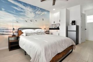 Modern Queen Suite #2 - Steps to Daytona Beach - 0