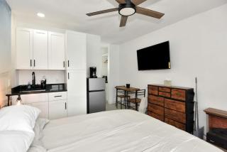 Modern Queen Suite #2 - Steps to Daytona Beach - 2