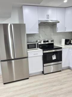 Modern Comfort in West Edmonton - Edmonton - 8