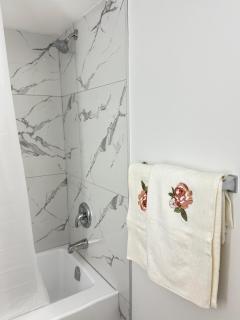 Modern Comfort in West Edmonton - Edmonton - 5