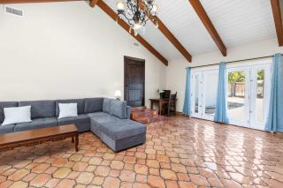 Sunny Spanish Villa Pool Parking & Privacy - Hacienda Heights - 1