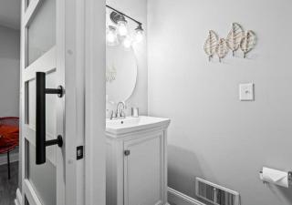 Spacious 4 Bedroom Sleeps 10 with Sauna and Hot Tub - Cuyahoga Falls - 1