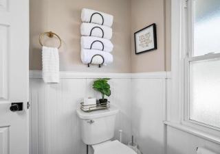 Spacious 4 Bedroom Sleeps 10 with Sauna and Hot Tub - 1