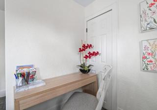 Spacious 4 Bedroom Sleeps 10 with Sauna and Hot Tub - 0