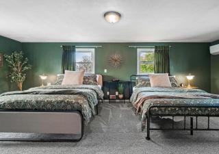 Spacious 4 Bedroom Sleeps 10 with Sauna and Hot Tub - 9
