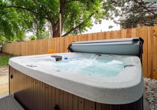 Spacious 4 Bedroom Sleeps 10 with Sauna and Hot Tub - 5