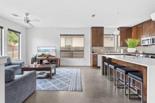Walk to Restaurants & Entertainment on East Side - Austin - 7