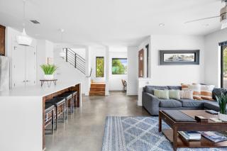 Walk to Restaurants & Entertainment on East Side - Austin - 5