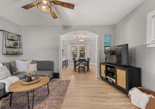 Newly Renovated and Designed Near Downtown - Cleveland - 3