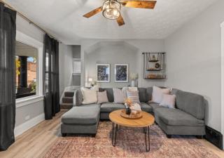 Newly Renovated and Designed Near Downtown - Cleveland - 2