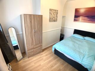 Whole Cosy House with Parking - Liverpool - 3