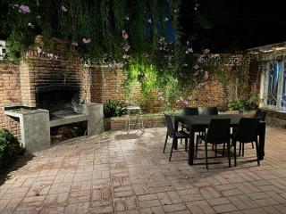 Amplia casa Parrilla, Patio, 5ta y Checkin 24 - Mendoza - 1