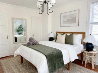 Spacious 3-Floor Downtown Retreat - Prime Location - 8