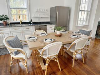 Spacious 3-Floor Downtown Retreat - Prime Location - 6