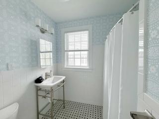 Spacious 3-Floor Downtown Retreat - Prime Location - 4