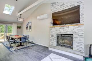 Creek Front Pocono Mountain Getaway with Game room & Sauna - Tobyhanna - 2