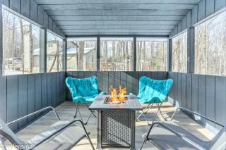 The Hut House 3BR 3BA Game Room Massage Chair - Lake Ariel - 9
