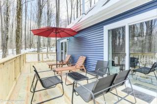 The Hut House 3BR 3BA Game Room Massage Chair - Lake Ariel - 2