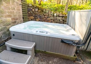 Pine cottage with private hot tub - Upper Hulme - 2