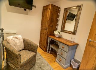 Pine cottage with private hot tub - Upper Hulme - 4