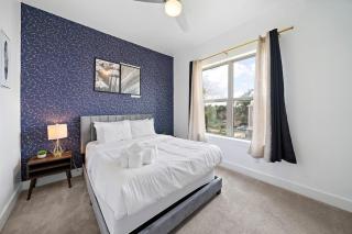 Luxury Downtown Home with Rooftop Deck And Skyline View - Angleton - 5