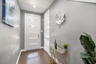 Luxury Downtown Home with Rooftop Deck And Skyline View - Angleton - 3