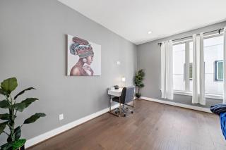 Luxury Downtown Home with Rooftop Deck And Skyline View - Angleton - 1