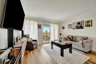 Sunset on the Bay Designer Condo with Private Balcony and Hotel Heated Pool - 0