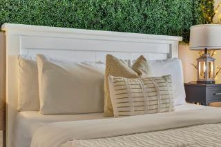 Sunset on the Bay Designer Condo with Private Balcony and Hotel Heated Pool - 7
