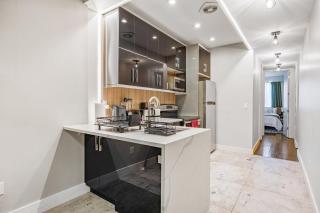 Mid-Century Stay 5BR and 5 Baths w PS5 & Laundry - Brooklyn - 3