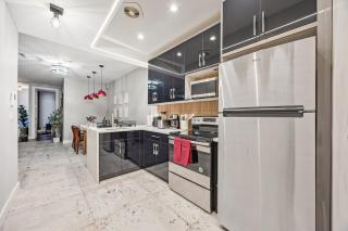 Mid-Century Stay 5BR and 5 Baths w PS5 & Laundry - 2