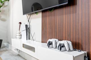 Mid-Century Stay 5BR and 5 Baths w PS5 & Laundry - 9