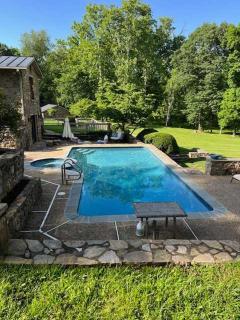 Relaxing Aldie Retreat with Fireplaces and Pool - Aldie - 7