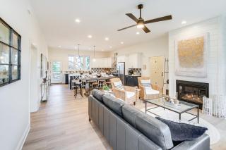 Walk to Lake Erie Sleek Retreat with Screened Patio - Madison - 0